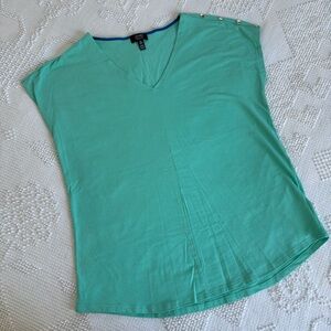 Jones New York women’s size large green v neck top with button detailing
